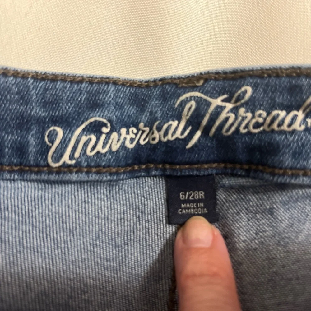 Universal Threads Jeans 6/28 R - Picture 3 of 4